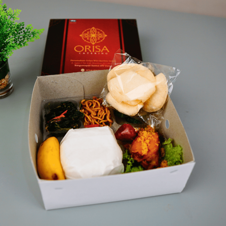 Nasi putih, ayam goreng kremes, oseng sayur, mie oriental,tempe gharit,lalapan, sambal, kerupuk, buah - 25.000 (2)