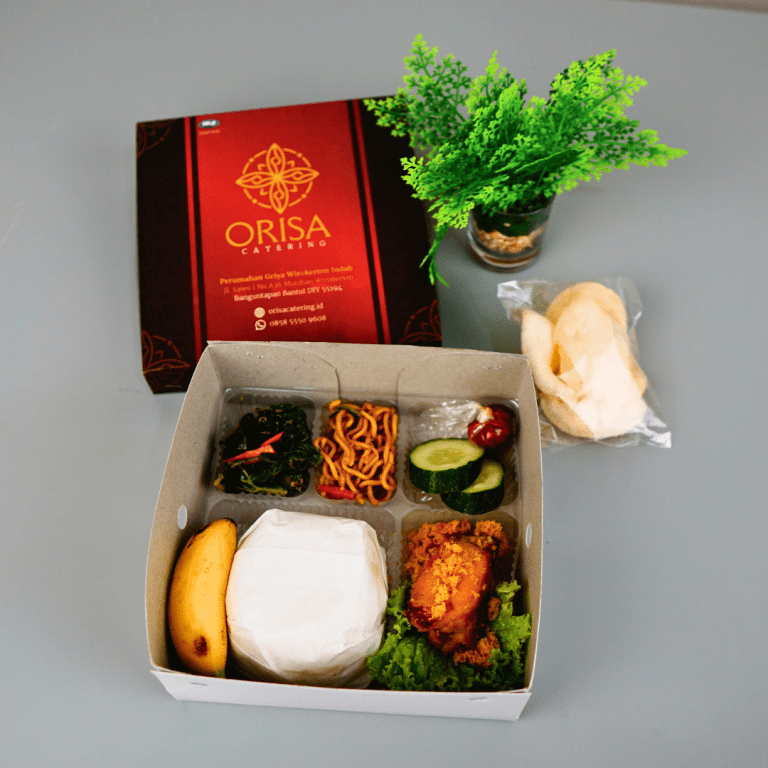 Nasi putih, ayam goreng kremes, oseng sayur, mie oriental,tempe gharit,lalapan, sambal, kerupuk, buah - 25.000